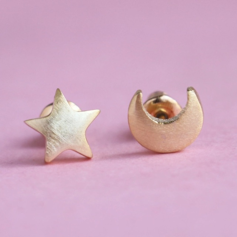 NEW!๐๐๐GOLDENโญ๏ธSTAR๐MOON STUDS!๐๐๐ADORABLE! - Picture 2 of 8